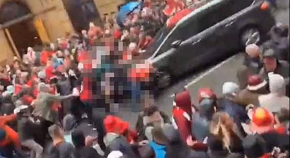 Autó hajtott a liverpooli szurkolók közé – többen megsérültek