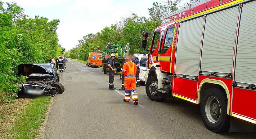 Szinte semmi nem maradt az autóból, brutális traktoros baleset Hódmezővásárhelynél