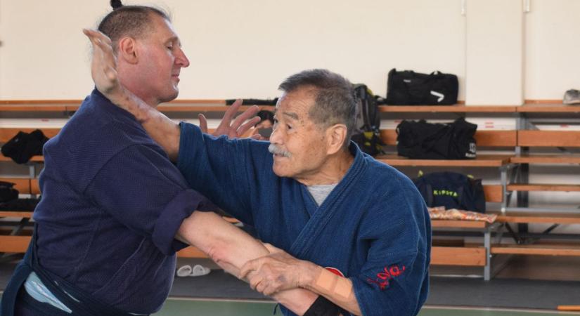 Kortalan karate - 85 éves japán nagymester tartott késes támadások elleni bemutatót Győr közelében - fotók
