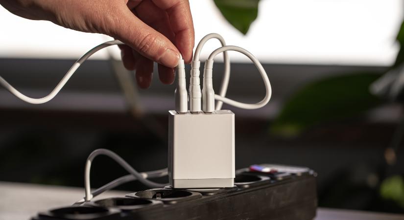 Veszélyes USB töltőket vont ki a forgalomból a fogyasztóvédelmi hatóság