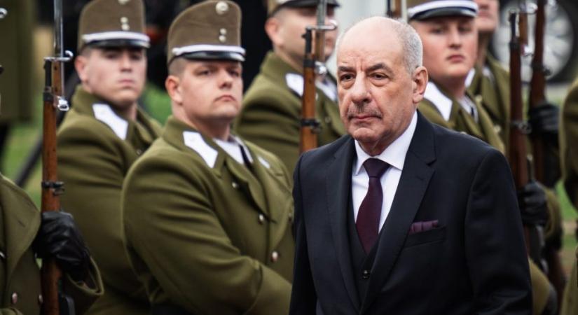 Sulyok Tamás nagyköveteket nevezett ki, Farkas Bertalant kitüntette