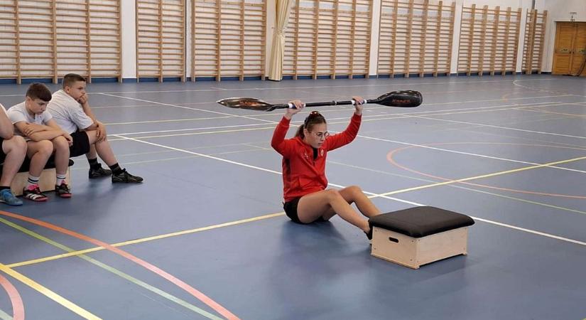 Az ajaki sportcsarnokban lapátolt a bajnok kajakos