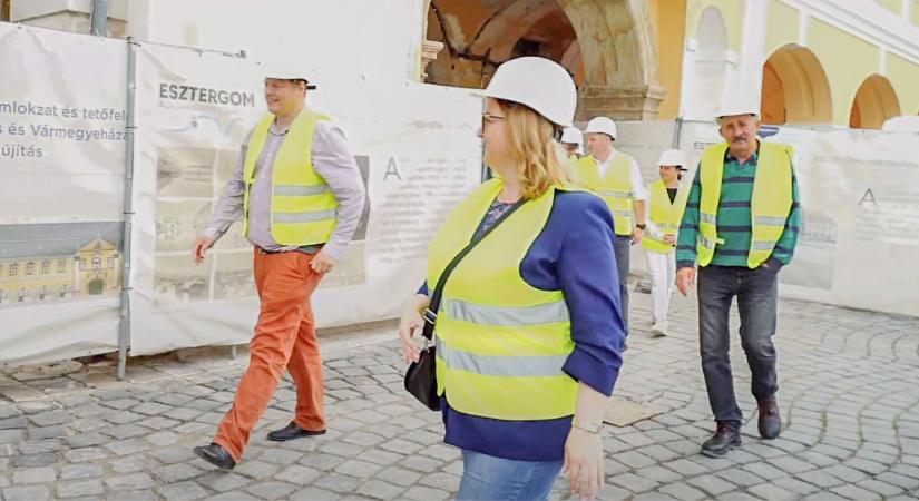 Bejárást tartottak a felújítás alatt álló esztergomi Városházán