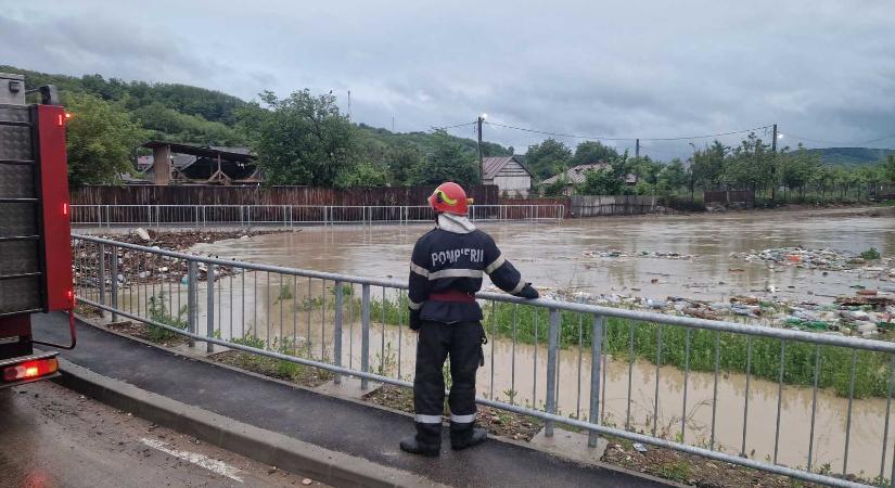Embereket zárt el a víz a külvilágtól Bákó megyében