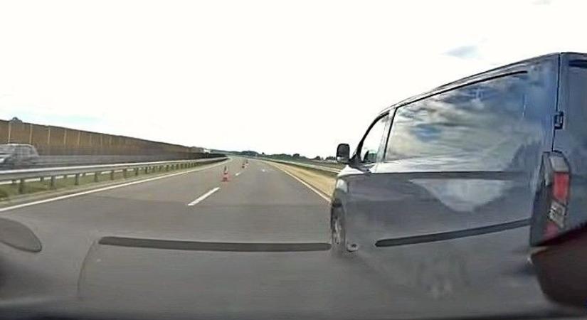 Videón az ámokfutás az autópályán, kavicszáporral támadt a száguldó furgonos