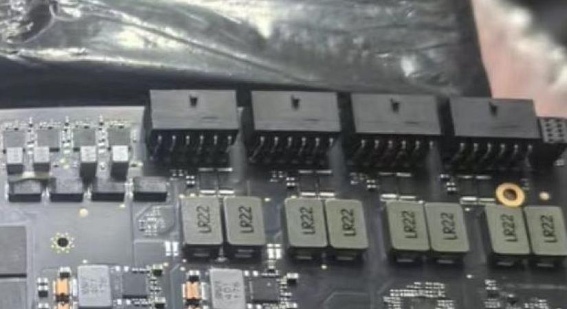 Négy darab 600 wattos tápcsatlakozót használó Nvidia kártyáról jött fotó