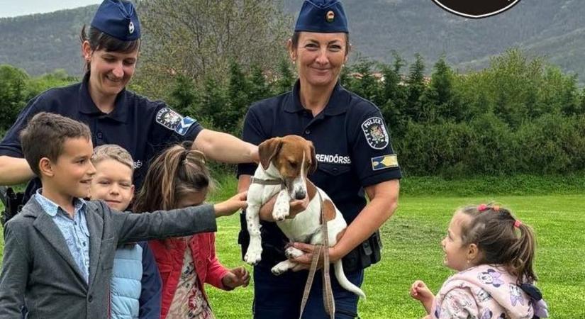 Kutyákkal mentek a rendőrök az óvodásokhoz