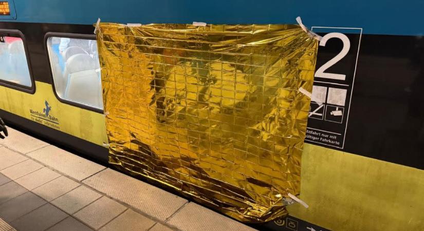 Tűzoltók szabadították ki a férfit, aki beszorult a vonatülés karfája alá, miközben a füllhallgatóját kereste
