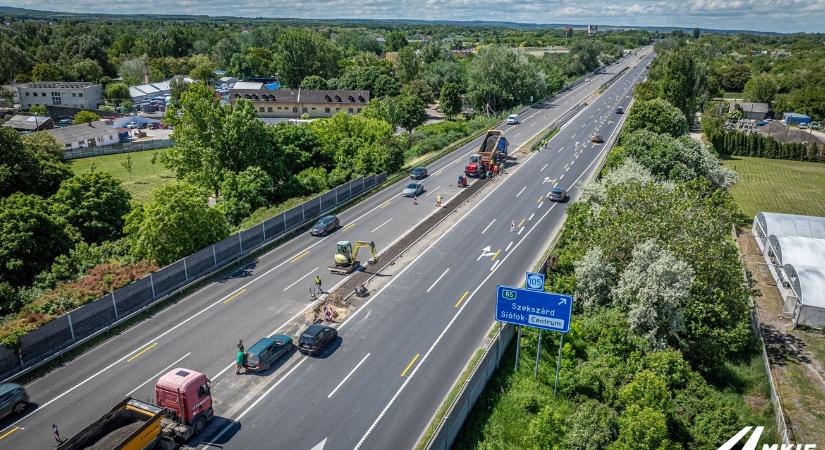 Erről mit gondolsz? Betonelemek váltják az acél szalagkorlátot az autópályán