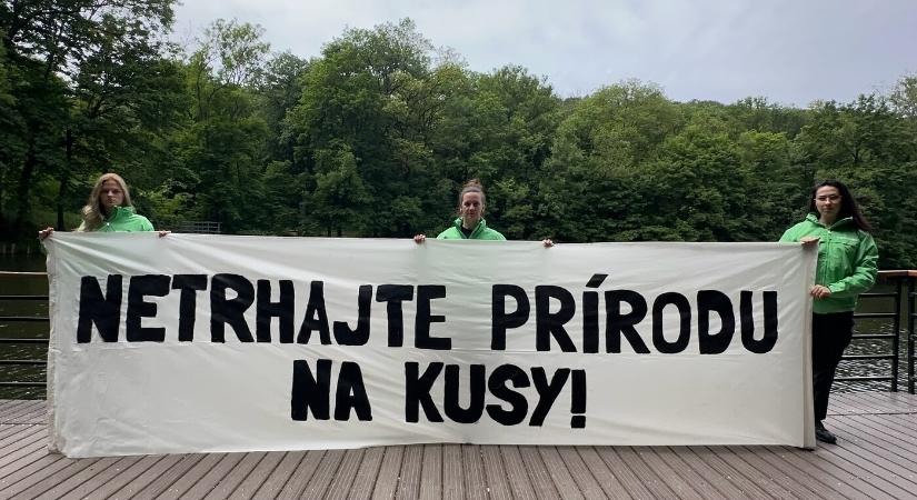 "A törvény ne legyen WC-papír!" Aktivisták tiltakoztak a parlament előtt a környezetvédelem leépítése ellen