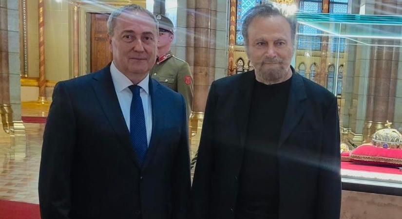 A Szent Korona előtt fotózkodott Kovács Zoltán és Franco Nero