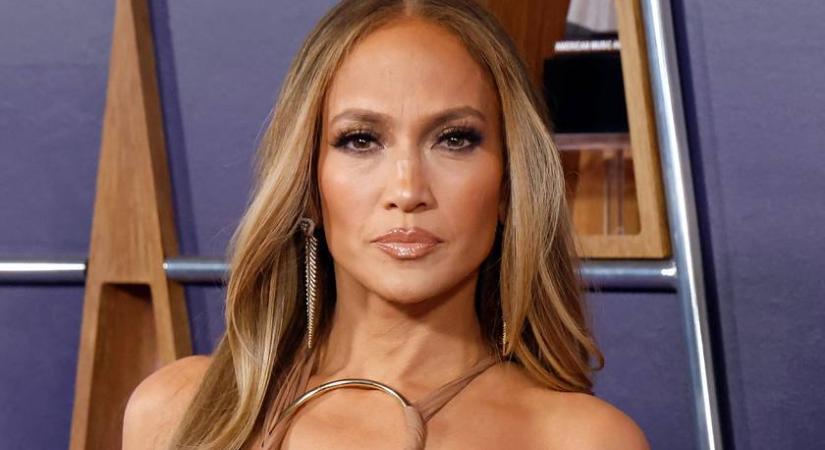Jennifer Lopez a színpadon csókolta meg női táncosát: kiakadtak a rajongók a viselkedésén