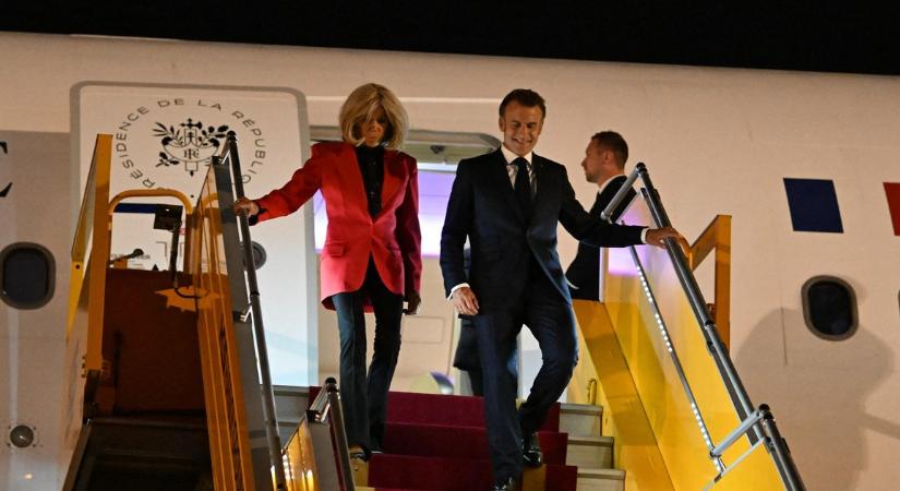 Emmanuel Macront ország-világ előtt pofozta fel a felesége: a francia elnök most elmondta, mi volt ez valójában