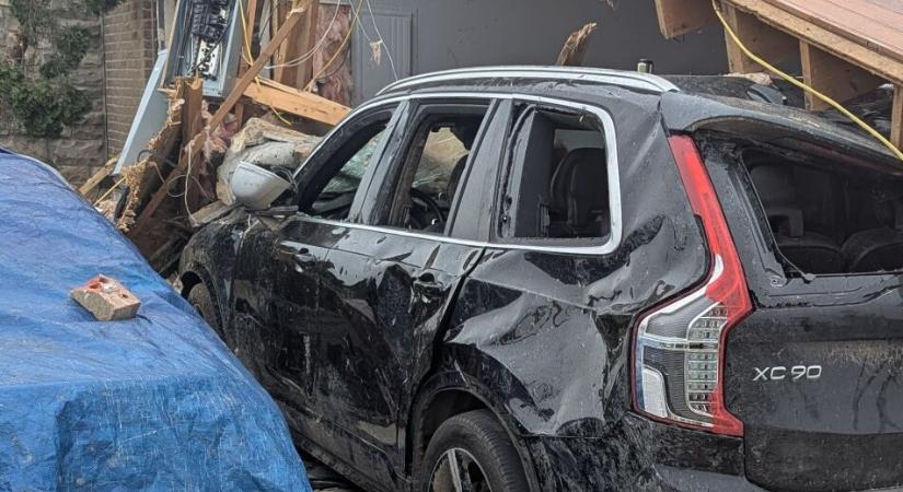 Egy Volvo mentette meg a pusztító tornádótól a családot
