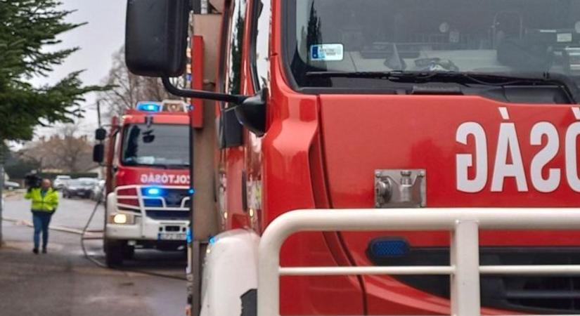 Teljes terjedelmében lángolt egy kisteherautó Feldebrőn