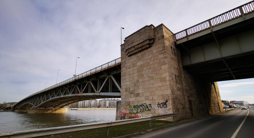 Kétségbeejtő állapotban van az egyik legforgalmasabb fővárosi híd, de nem tudni, mikor jöhet a felújítás