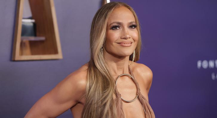 Férfi és női táncosával is csókolozott Jennifer Lopez az AMA-gálán
