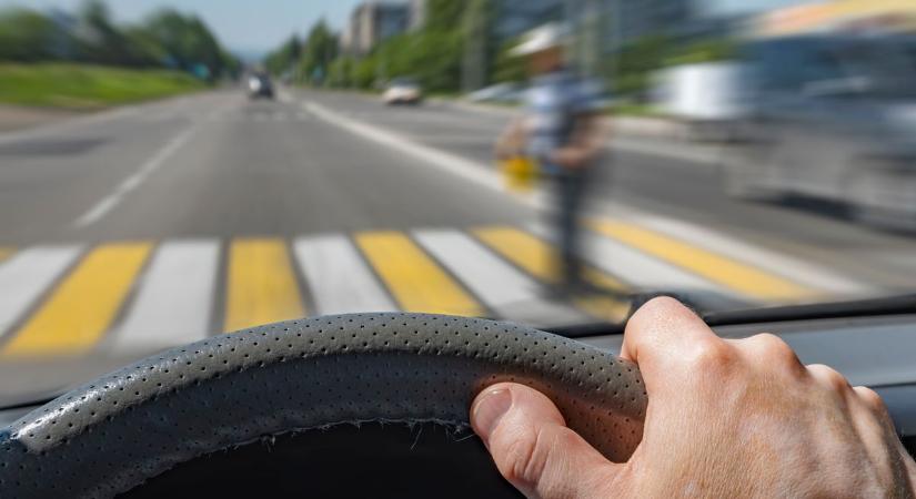 Megbüntették a gyalogost, miután elütötte egy autó