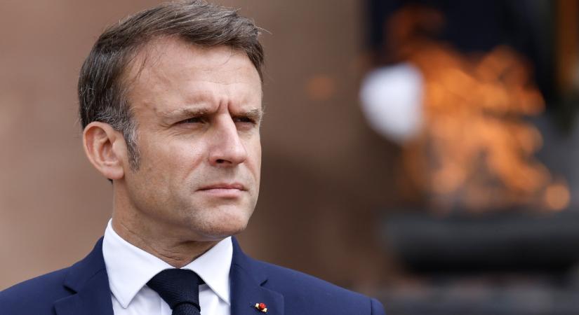 Emmanuel Macron elmagyarázta, miért kapott egy maflást a feleségétől