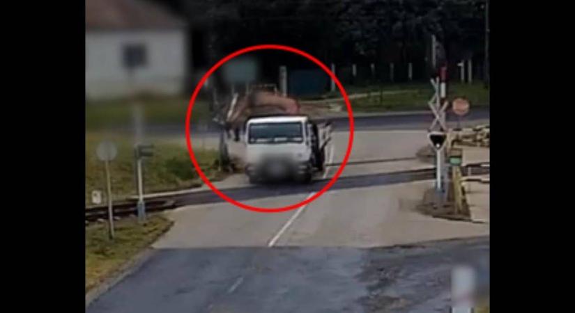 Elfelejtette visszahúzni a darut, de az sem tűnt fel, hogy letarolt egy fénysorompót