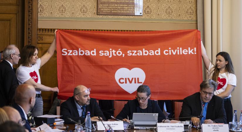 Civilek tiltakoztak a parlamenti bizottság ülésén, de ettől még simán átment a nagytakarítási törvény szigorítása