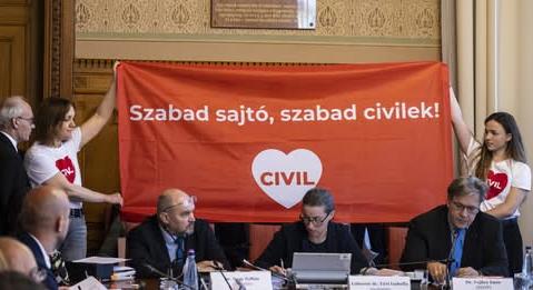 Civilek tiltakoztak a parlamenti bizottság ülésén, de...