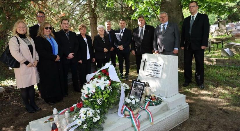 Egy elfelejtett rábapordányi katona sírját mentették meg az enyészettől az oroszlányi temetőben