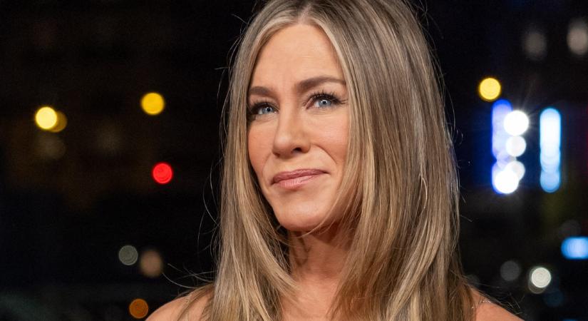 Jennifer Aniston nem vett melltartót: mindene kilátszott
