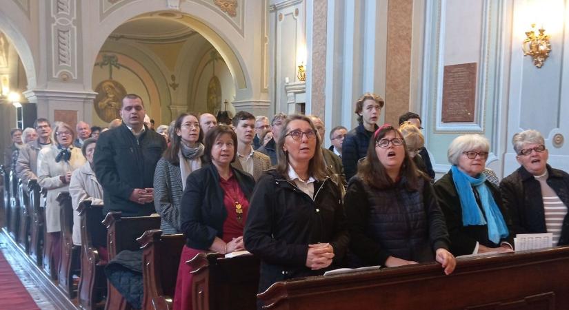 Szűz Mária ünnepnapján kórust kísért az orgona