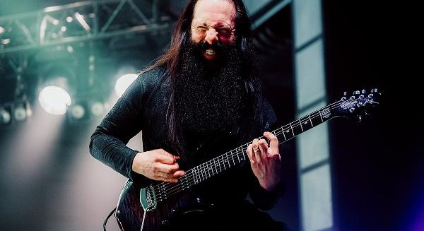 John Petrucci: "a metal él és virul"
