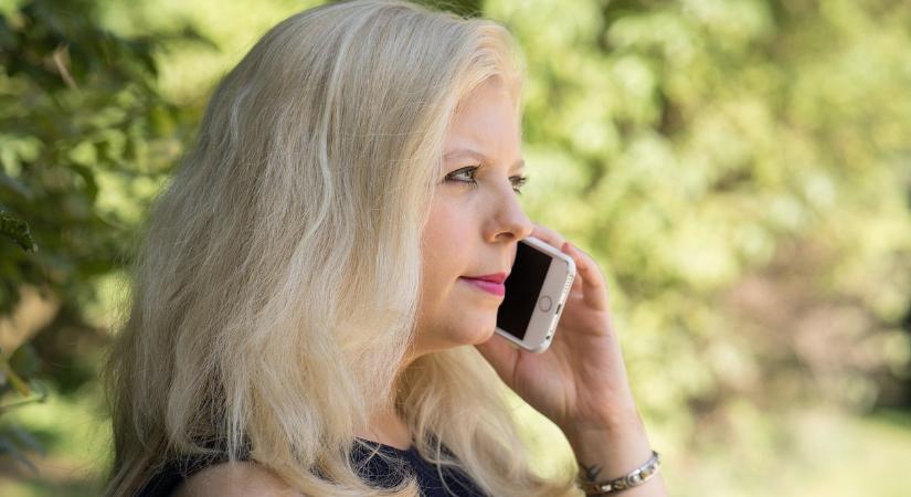 Súlyos bőrbetegséget okozhat a telefon – erről nem szabad megfeledkezni