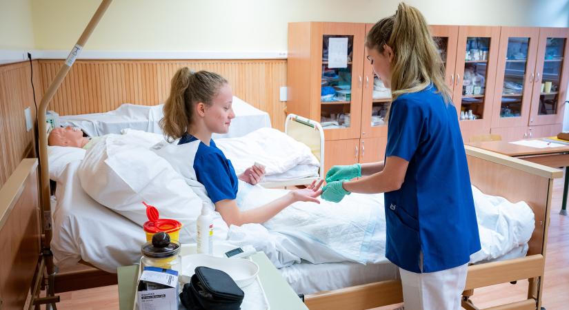 Rövidebb idő alatt szerezhetnek ápoló diplomát a technikusi képzésből érkezők a SZE-n