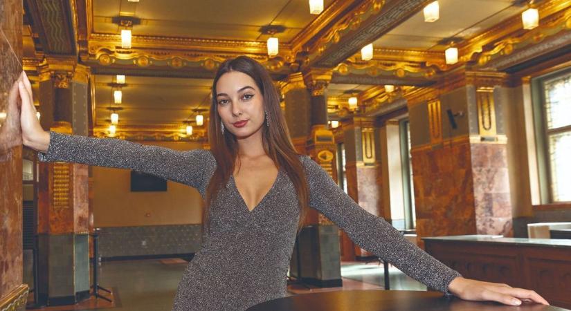"Gyönyörű bombázó!"- A rajongók megőrülnek Hunyadi Donatella nádszál vékony lábaitól!