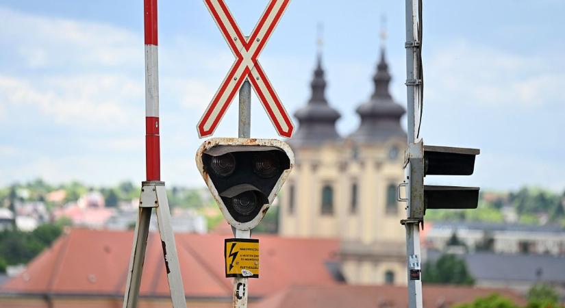 Nem működik a forgalmas egri kereszteződésben a vasúti átjáró