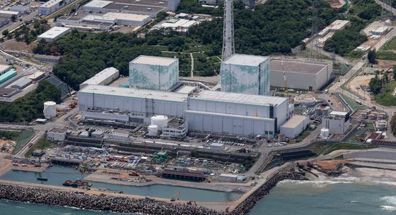 A fukusimai atomreaktor mellől visznek földet a japán miniszterelnöki hivatalba