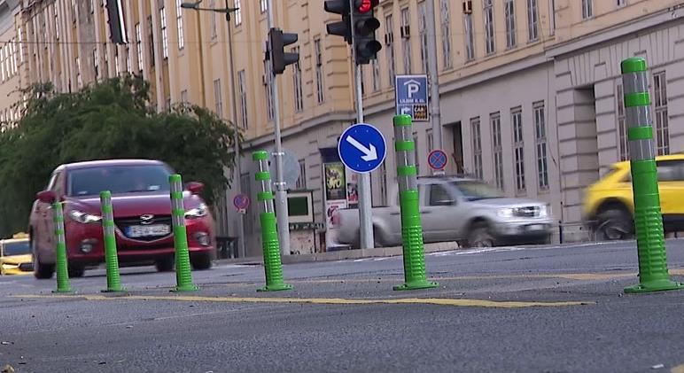 Újabb helyekre kerülnek ki a biciklisávot elválasztó oszlopok  videó