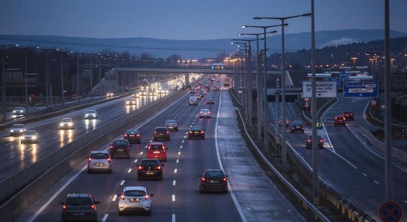 Rémálom és káosz jöhet az M1-es és M7-es autópályák kivezetőjén: három hétig aszfaltozik a Magyar Közút