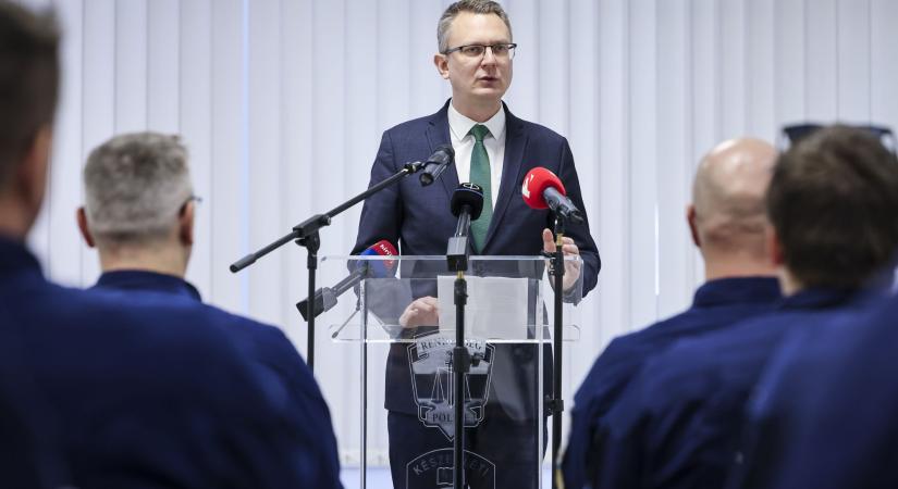 Rétvári Bence: Több mint tízezer illegális határátlépést akadályoztak meg külföldi munkájuk során a magyar rendőrök