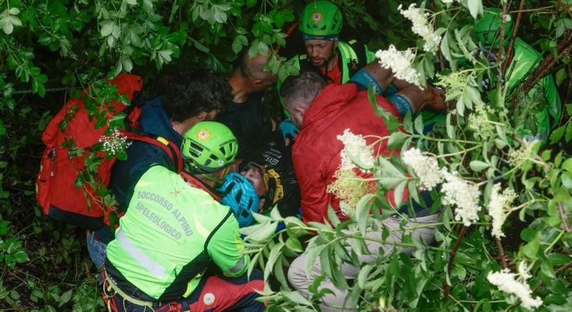 Megcsúszott a vizes úton, szakadékba zuhant az olasz kerékpáros (VIDEÓ)