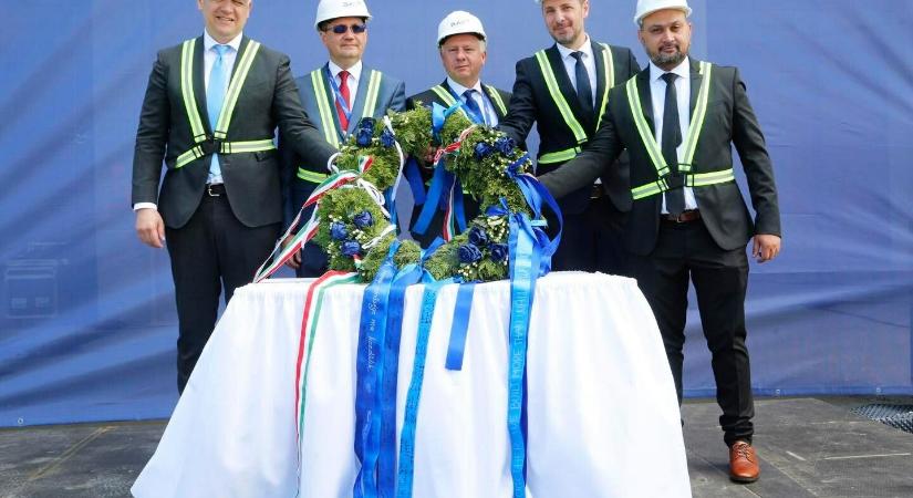 Bokrétaünnepséget tartottak a világ egyik legnagyobb dohányipari cégének pécsi telephelyén