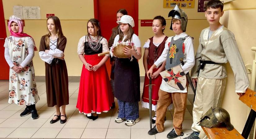 Ötödikesek időutazása a lovagkorba – versennyel emlékeztek szeretett tanárukra