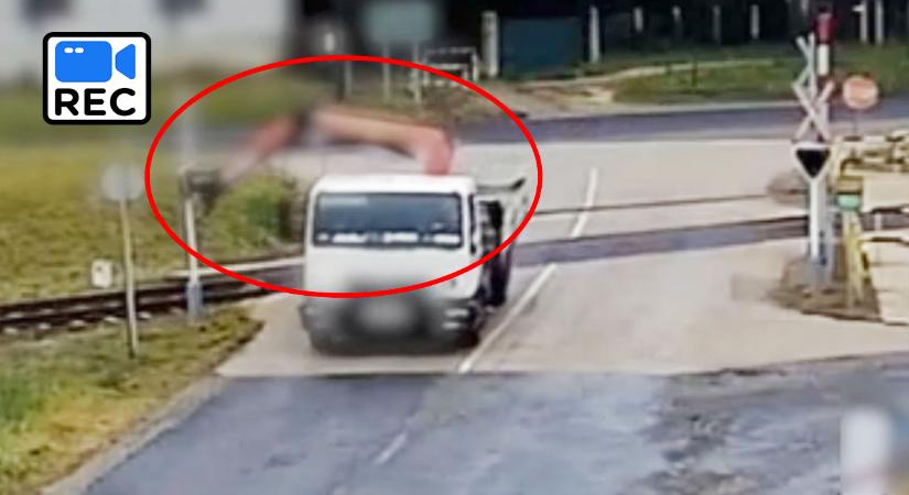 Kilógó daruval tarolta le a vasúti átjárót egy sofőr Sopron mellett
