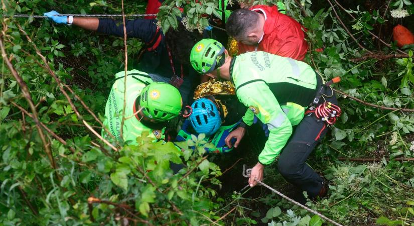 Ijesztő bukás a Girón: szakadékba zuhant az olasz kerékpáros – videó