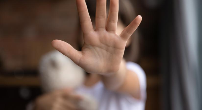 Gyomorforgató dolgokat művelt 11 éves unokájával