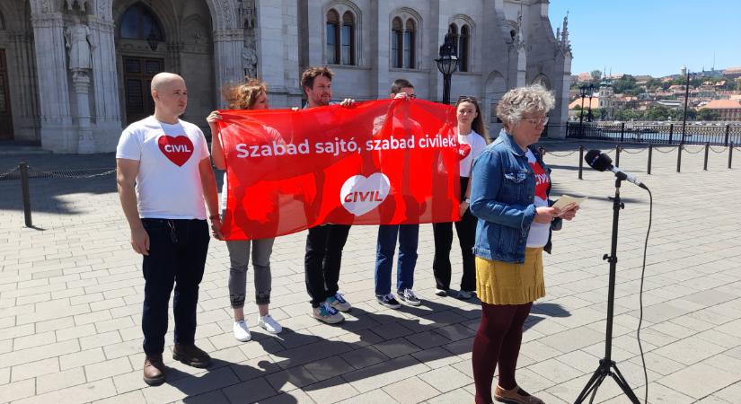 A tiltakozó akció után megszavazták: már az idei 1 százalékos adófelajánlásokat is elvehetik