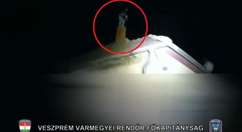 Videón, ahogy egy körözött férfi a tetőn menekül a rendőrök elől