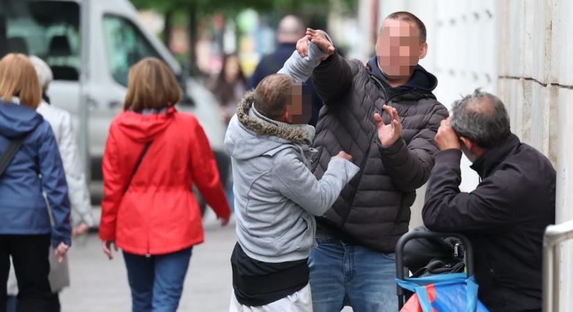 Megtámadták a lakókat, tüzet raktak a liftnél: 50 forintos palackokra vadászó hajléktalanok teszik pokollá egy budapesti társasház életét