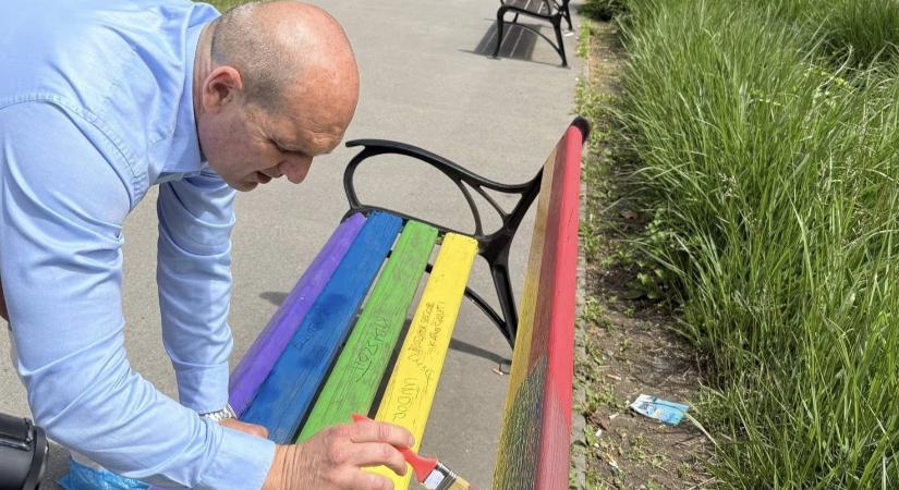 Ezúttal a II. kerületben festettek át egy szivárványos padot – reagált a polgármester