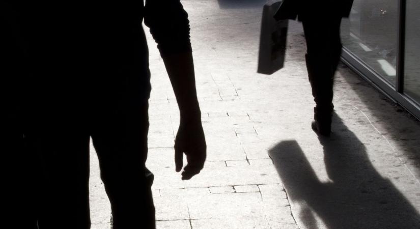 Nem kérték a drogot, késsel fenyegette meg őket a kisgyermekes fiatal édesapa