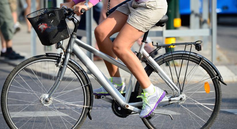 Ezt sose csináld biciklivel vagy rollerrel a lámpánál, mert vége lehet mindennek